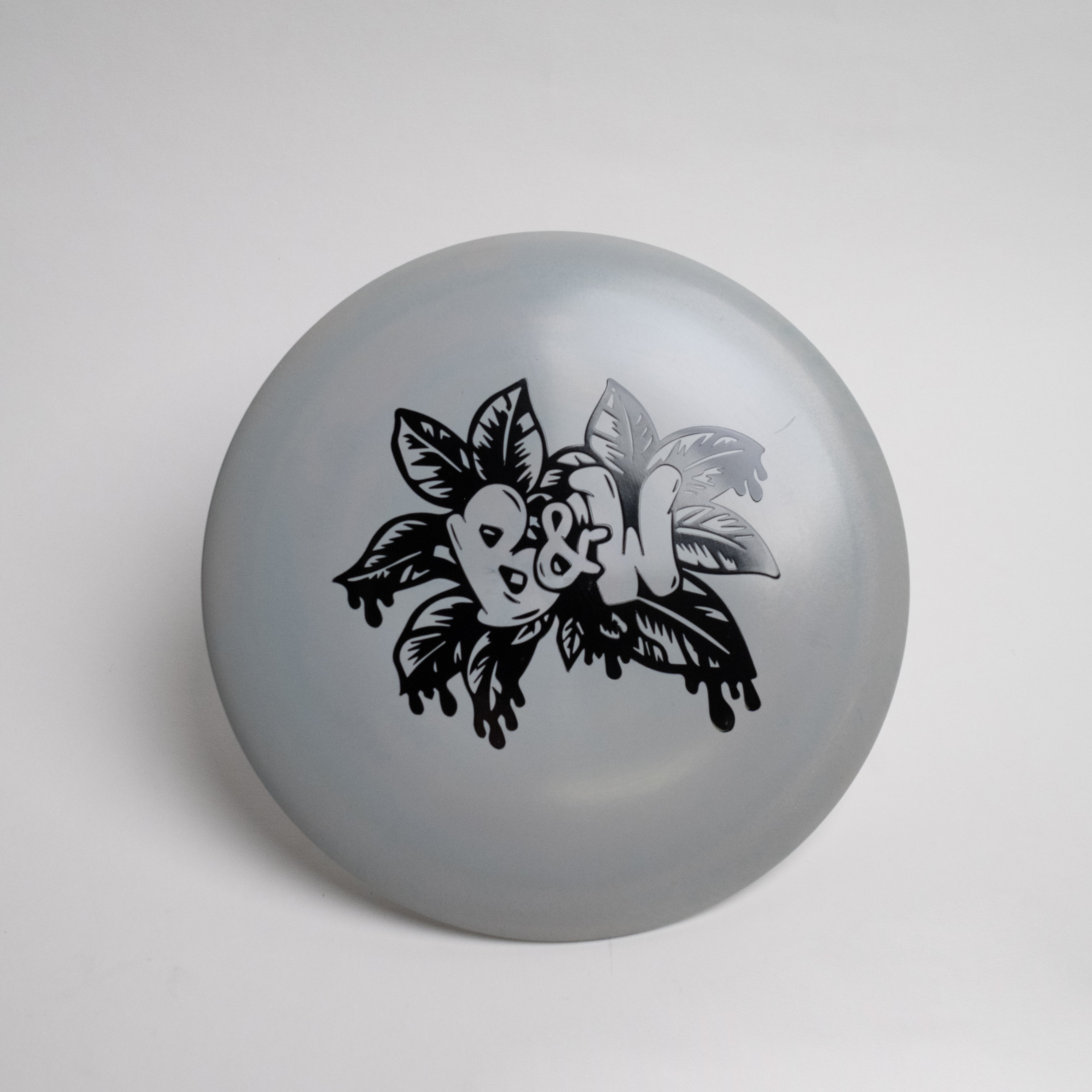 Recycled Avenger SS - Discraft disc, ideal for beginners and pros, known for its control and hyzer-flip capabilities, made from Recycled ESP.